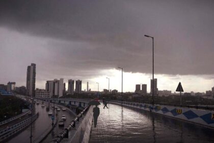 নিম্নচাপের দাপটে টালমাটাল শহর, ডুবছে বাংলা বৃষ্টির জলে! 6 18 1