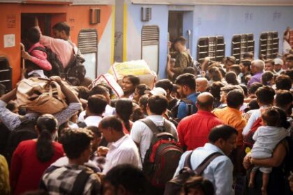 প্ল্যাটফর্ম ছেড়ে রেললাইনে লাফ! ট্রেনে ওঠার হুড়মুড়ি নিয়ে ভাইরাল ভিডিও 16 18 6