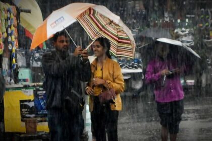 বৃষ্টিতে ভিজে শীতের আগমনী বার্তা, গোটা বাংলায় বজ্রবিদ্যুৎসহ বৃষ্টির পূর্বাভাস 8 09 1