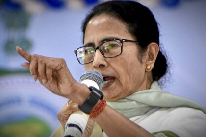 উত্তরবঙ্গ সফরে তীব্র কটাক্ষ, ‘দুঃসময়েও পাশে নেই বিজেপি’— সরব মমতা 8 14 1 4